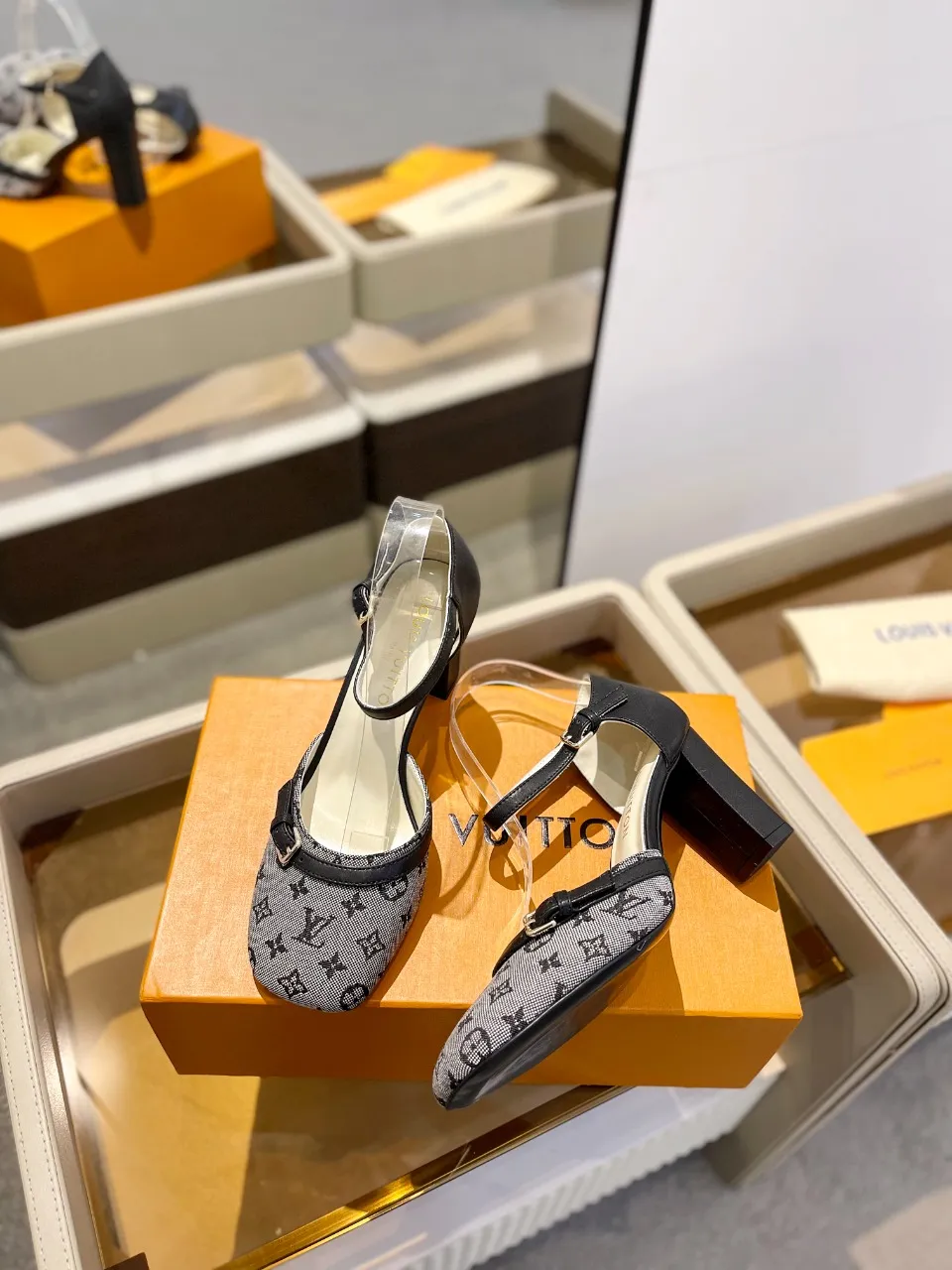 👟👟Ex-factory price 640👟👟 2024 latest L✔ The latest catwalk style slippers from L✔ Home counters, official website series updated simultaneously, perfect last + LV new element button design, full of femininity, noble temperament, original reverse mold last, ultimate 1:1 shape, high-end quality, imported high-end fabrics showing exquisite texture! Fabric: LV denim Lining: high-quality soft sheepskin lining Feet: imported goatskin Customized A-grade high-density private mold outsole, luxurious packaging! 8 cm thick heel Size: 34-42, (34, 40, 41, 42 customizations are non-refundable)